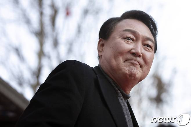 제20대 대통령으로 선출된 윤석열 당선인. 윤 당선인이 후보 시절인 지난 8일 오후 대구 중구 서문시장에서 열린 '공정이 승리합니다' 유세에서 지지자들의 환호에 미소짓고 있다. 2022.3.8/뉴스1 © News1 구윤성 기자