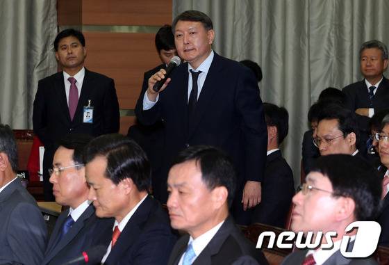 2013년 10월21일 국회 법사위원회 서울고검 국감에서 윤석열 당선인이 당시 여주지청장 신분으로 국정원 여론조작 사건 수사팀장에서 배제된 상황 등과 관련해 답하는 모습. 윤 당선인은 이때 "사람에 충성하지 않는다"는 말을 남겼다. 2013.10.21/뉴스1