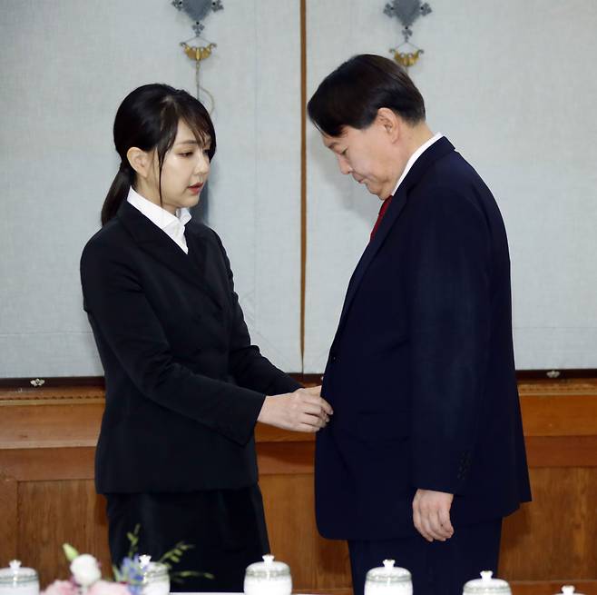 윤석열 당선인이 지난해 7월 청와대에서 문재인 대통령으로부터 검찰총장 임명장을 받기 위해 입장해 아내김건희 씨의 내조를 받고 있다. /연합뉴스