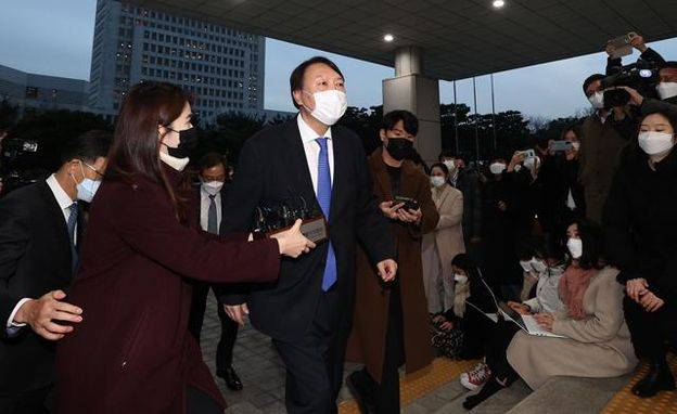 추미애 법무부 장관의 업무 정지 결정으로 출근하지 못했던 윤석열 당시 검찰총장이 지난해 12월 1일 오후 서울 서초구 서초동 대검찰청으로 출근하고 있다. /연합뉴스