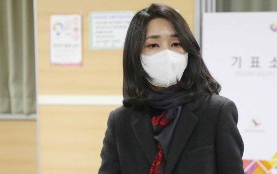 윤석열 대통령 당선인의 부인 김건희 여사가 지난 4일 서울 서초구 서초1동 주민센터에 마련된 제20대 대선 사전투표소에서 투표를 하는 모습. 연합뉴스