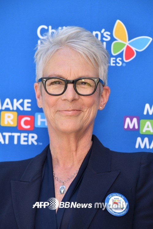 Jamie Lee Curtis (63), who is famous for films such as Truize, Halloween, and Knives Out, said he regrets playing the upper body as a young man.He took off his top and played it in Trading Place, which Eddie Murphy starred in in 1983.I was twenty-one at the time, and I asked him to take off his tresses. Do I like it? No. Was I ashamed? Yes, Curtis told the entertainment media People on the 9th.I would never do it, he said, if he offered to film the same scene.Ive been married for thirty-seven years, but Im not married then. Im the mother of children. Never, he said.1983 was Curtiss age 25 but it appears he mistook his age during the interview.He has previously expressed his opposition to plastic surgery.Last year, he told Irish broadcaster Lorraine Keane that if she underwent plastic surgery, she would have a worse feeling about her appearance.What we do to adjust our appearance, such as the current trends in fillers and procedures, and our obsession with filters, is sweeping away the generation of beauty, Curtis told the Fast Company in 2021, when we touch our faces, we cant reverse it.