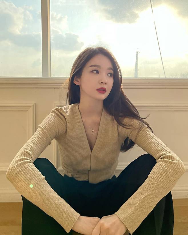 Davichi Kang Min-kyung reported on the current situation.Kang Min-kyung posted photos on his instagram on the afternoon of the 10th without any explanation.Kang Min-kyung, in the public photo, poses at the window where the riverside is visible. Sight gathers in his extraordinary beauty, who gave points to RED lip.Meanwhile, Kang Min-kyung, who was born in 1990 and is 32 years old, debuted in Davisi in 2008 and is running YouTube channel Kang Min Kyung.Photo: Kang Min-kyung Instagram