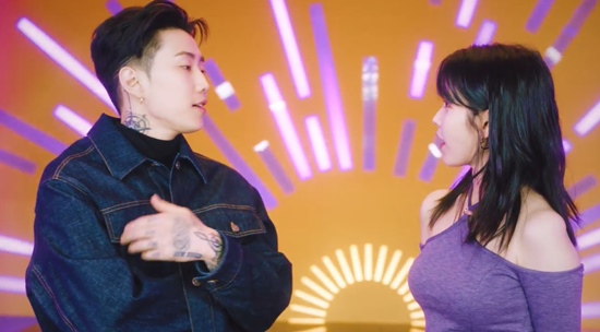 Singer Jay Park and IU found listeners with more than imagined voice sum.The new digital single Ganadara (GANADARA) (Feat. IU) soundtrack and music video with Jay Park with IU was released at 6 p.m. on Wednesday.The new song is the first single by Jay Park, who resigned from AOMG (AiomG) and H1GHR MUSIC (Hier Music) in January, to establish and release a new entertainment company, MORE VISION (More Vision).The new song, which IU participated as a feature artist and collected topics before the release, featured Jay Parks new charm.Kanadara, which can listen to the beauty of Jay Park, not rap, is a sweet love song that can be easily heard in the R & B genre.Jay Park and IU each complete the song with a harmony that is more than expected while digesting the song with their own sensibility.The lyrics contained frank contents of those who wanted to start a relationship.Jay Park says, I am not good at Korean / Translator is not helping at all / I am worried about what you want to say, I dont know what to say / what to say I dont know and the IU wants to encourage first, saying, I do not have to be too perfect / Dont worry.Especially, the witty music video, which shows Jay Parks hot performance (?), adds a smile to this song just by listening.Jay Park in the music video promises to join the music video by showing off his friendship with IU in front of his employees, but he is in an emergency because IU does not come on the day of shooting.Jay Park, who was filming a music video with Mannequin and Panel IU, eventually decided to block the IU contact and even shed tears.The story of the IU that appeared at that time makes the music video scene a festive atmosphere, and the two chemis as sweet as the voice are the bonus.Photo: Jay Park Ganadara (GANADARA) (Feat. IU) music video