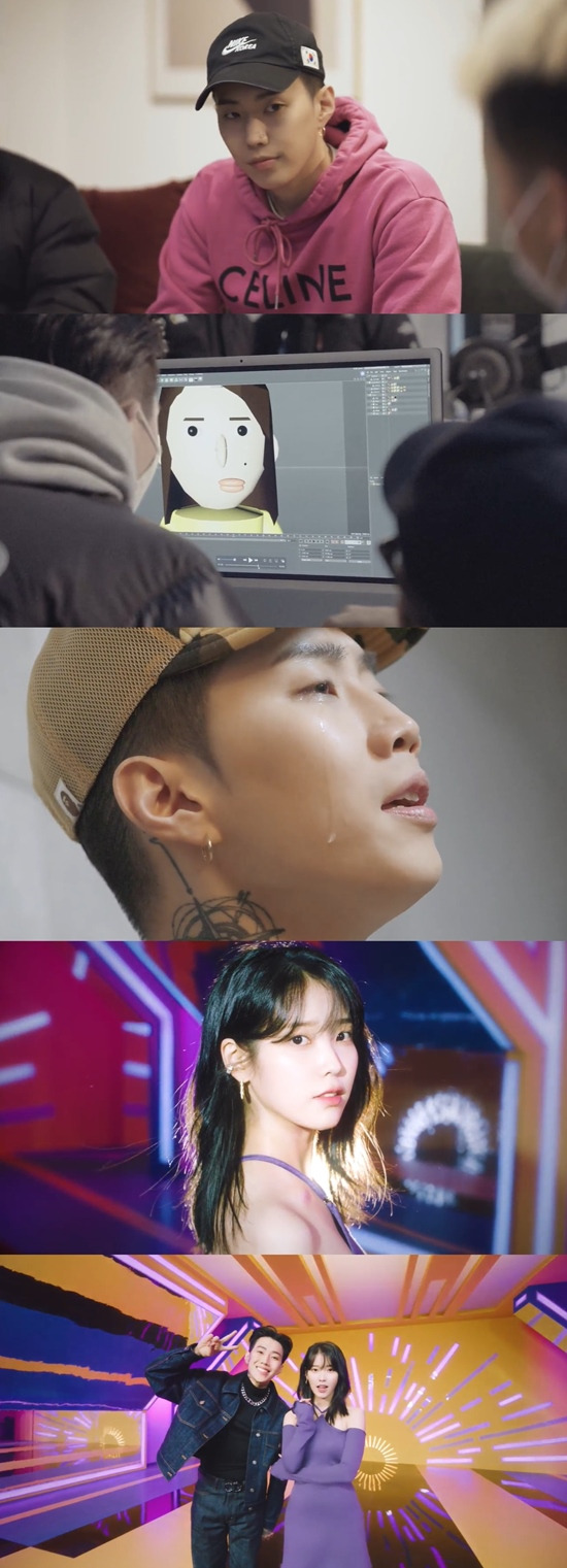 Singer Jay Park and IU found listeners with more than imagined voice sum.The new digital single Ganadara (GANADARA) (Feat. IU) soundtrack and music video with Jay Park with IU was released at 6 p.m. on Wednesday.The new song is the first single by Jay Park, who resigned from AOMG (AiomG) and H1GHR MUSIC (Hier Music) in January, to establish and release a new entertainment company, MORE VISION (More Vision).The new song, which IU participated as a feature artist and collected topics before the release, featured Jay Parks new charm.Kanadara, which can listen to the beauty of Jay Park, not rap, is a sweet love song that can be easily heard in the R & B genre.Jay Park and IU each complete the song with a harmony that is more than expected while digesting the song with their own sensibility.The lyrics contained frank contents of those who wanted to start a relationship.Jay Park says, I am not good at Korean / Translator is not helping at all / I am worried about what you want to say, I dont know what to say / what to say I dont know and the IU wants to encourage first, saying, I do not have to be too perfect / Dont worry.Especially, the witty music video, which shows Jay Parks hot performance (?), adds a smile to this song just by listening.Jay Park in the music video promises to join the music video by showing off his friendship with IU in front of his employees, but he is in an emergency because IU does not come on the day of shooting.Jay Park, who was filming a music video with Mannequin and Panel IU, eventually decided to block the IU contact and even shed tears.The story of the IU that appeared at that time makes the music video scene a festive atmosphere, and the two chemis as sweet as the voice are the bonus.Photo: Jay Park Ganadara (GANADARA) (Feat. IU) music video