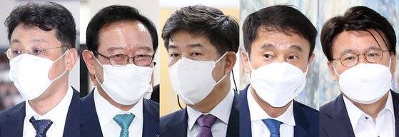 2021년 6월 이진석 청와대 국정상황실장(왼쪽부터), 송철호 울산시장, 백원우 전 청와대 민정비서관, 한병도 전 대통령비서실 정무수석(현 더불어민주당 국회의원), 황운하 전 울산지방경찰청장(현 더불어민주당 국회의원)이 서울중앙지법에서 열린 청와대 울산시장 선거개입 의혹 재판에 출석하고 있다. 뉴스1