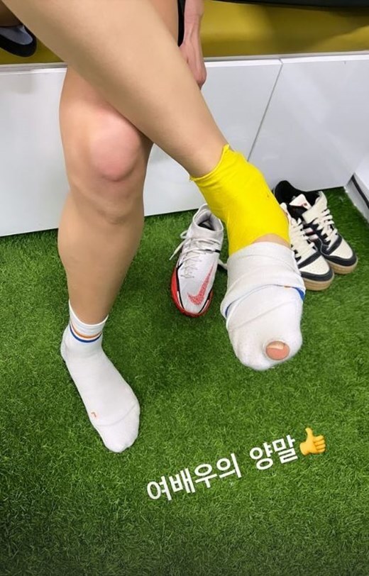Actor Choi Yeo-jin showed an extraordinary affection for soccer.Choi Yeo-jin posted a picture on his Instagram story on the 12th with an article entitled I am sick of my favorite socks.The photo showed Choi Yeo-jin posing V in the camera in The Holenan socks.Choi Yeo-jin, who is wearing a workout suit, captivates her gaze by revealing her solid thigh muscles.In addition, he posted a close-up picture of his socks and laughed by adding socks of actresses.Meanwhile, Choi Yeo-jin is appearing on SBS entertainment program Should Beating Their Season 2.