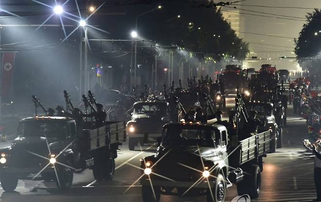 북한 정권수립 73주년 경축 민간 및 안전무력 열병식 참가자들이 지난 9일 평양시민들의 열렬한 환영을 받으며 수도의 거리들을 통과했다고 조선중앙통신이 10일 보도했다. 연합뉴스