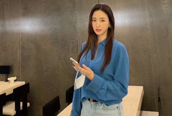 Actor Kim Sa-rang has revealed the recent beauty while running back the years.Kim Sa-rang posted a picture with his emoticon on his 12th day without any comment.The photo shows Kim Sa-rang posing indoors, and Kim Sa-rang, wearing a blue blouse and jeans, is impressed with her innocent visuals and elegant atmosphere.While she is in her forties, she is eye-catching, and fans have responded that she is too pretty, Happy weekend, Perfect Cody, and You look more beautiful than angels.On the other hand, Kim Sa-rang met with fans in the TV drama Revenge, which last January, as Kang Hae Ra.