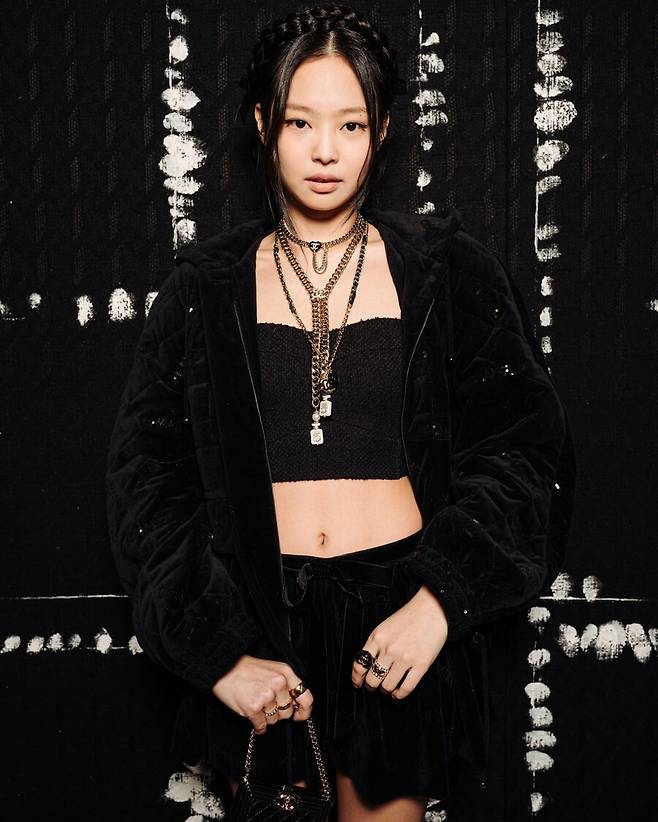 BLACKPINK Jenny Kim shows off her human Chanel side againChanel Ambassador Jenny Kim recently attended the Chanel 2022/23 Autumn - Winter Ready - Two - Ware show at the Grand Palais Ephemer in Paris.Jenny Kim wore a velvet blue bell and skirt with black tweed tops and sequin decorations, while also showing matching styling with coco crush.This Chanel 2022/23 Autumn - Winter Ready - Two - Ware Collection focused attention on the appearance of colorful items centered on Tweed.It is a kind of dedication to the whole collection to Tweed, said Buzzini Viar, a creative director at Chanel.We followed the River Tweed to Gabriel Chanels footsteps and conceived the tweed with the colors in the landscape. Tweed, which enables the combination of infinite colors and materials, once again emphasized that it is Chanels eternal code and showed various look. 