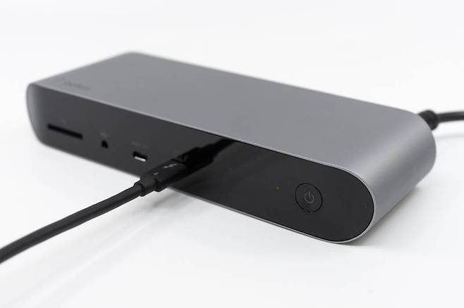 디스플레이는 썬더볼트 4 혹은 후면의 HDMI 단자 2개로 연결한다. 출처=IT동아