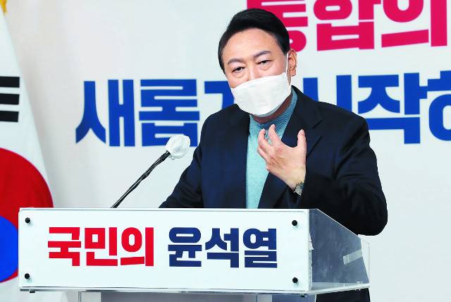 윤석열 대통령 당선인이 13일 서울 여의도 국민의힘 당사에서 안철수 대통령직인수위원회 위원장과 권영세 부위원장 임명을 발표하고 있다. 윤 당선인은 “안 대표는 저와 국정운영 가치와 철학을 공유하고 선거 이후에도 제가 요청해 먼저 자리를 가진 바 있다”며 “안 대표도 인수위를 이끌 의지가 있고, 저 역시 적임자라 판단했다”고 설명했다. 최종학 선임기자