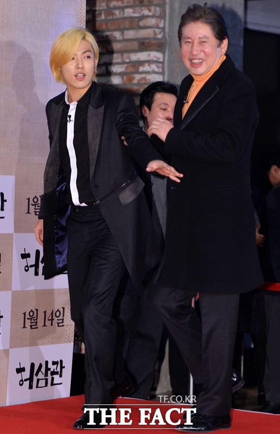 김용건(오른쪽)이 지난 2015년 코엑스에서 열린 영화 '허삼관' VIP 시사회에 참석하고 있다. 영화 '허삼관'은 김용건의 아들인 배우 하정우가 감독 주연을 맡은 작품이다. /더팩트 DB