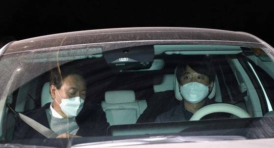 지난 1월 6일 윤석열 당선인과 이준석 국민의힘 대표가 서울 국회에서 열린 의원총회를 마친 뒤 이 대표의 차량인 아이오닉을 타고 경기 평택 화재 현장으로 출발하고 있다. 김경록 기자