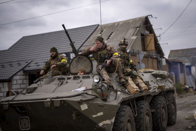 러시아의 우크라이나 침공 10일째인 5일(현지시간) 우크라이나 군인들이 수도 키이우(키예프) 외곽에서 장갑차를 타고 이동하고 있다. AP연합뉴스