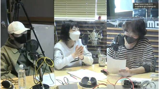 Singer Chang Kiha filled the Date of the Doosy with a special live and perfect live.MBC FM4U Dooshis Dating Muzie, Ahn Young Mi, which was broadcast on March 15, recently appeared as a guest by Chang Kiha, who released a new album.DJ Ahn Young Mi said, I was drinking with gag women in Hongdae, and Chang Kiha was in attendance.But in five minutes, I was backed up. Chang Kiha said, I was alone among the gag women.I usually admire gag woman, but I could not get my mind. So I came out quickly. DJ Muzie said, In fact, there are a lot of people who have not been on the album for a few years and have been close to the music around Chang Kiha.Ive talked to him on the radio a few times too, why arent you on the album these days?, added Ahn Young Mi.Muzie said, Why is the talent wasted by people around me when someone who is too good does not release the album? Chang Kiha is Chang Kiha even if we do not worry.I feel that the process of continuing to find myself is difficult. Chang Kiha said, I keep thinking about slow words. After 10 years of banding, it was a big incident for me, so I had a lot of trouble to do what I would do next.I was wondering what was the only thing I shouldnt have fallen for Muzietion, but I couldnt care what was left of it with my voice.It seems to have taken me two years to conclude this conclusion, he said.One listener commented, I wonder what this album was like and whether Paju life gave me room, and Chang Kiha said, There was such a thing.I thought that I had a lot of members while finishing the band and spending a few years. Muzie said, This album is a rhythm-oriented minimal sound, but it is very difficult.It is not great that I made such a decision, said Chang Kiha. I do not have the goal of being minimal, but I just need a voice.I thought it would be okay to put the minimum sound in the popular song. On the day of the show, a listener commented, What do you have in your house to pursue a minimal life? What did you buy recently? Chang Kiha said, I recently bought a pretty bowl.I can not say that I pursue minimal life. I said I liked it a lot, but I buy everything and order everything by early morning delivery. Muzie joked, It sounds like cheap coffee and minimal life and everything sounds like a lie? and Ahn Young Mi said, Are you going to pursue a different life apart from singing?I asked playfully: Chang Kiha responded witfully, The song is out of my arms, so I have vitality apart from myself.I heard youre drinking well, but are you still? Youre different when youre 40, said Ahn Young Mi, who worried, I feel something else.I was sober for two months earlier this year, and I was sober for 66 days to get a habit of not drinking to reduce the average amount of drinking, he said.Why 66 days? said Ahn Young Mi.Chang Kiha said, 100 days is too long and there is a book that it becomes a habit if you repeat one action for 66 days.On the other hand, Chang Kiha released a new album Public Support on February 22nd.
