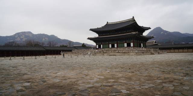 서울 경복궁의 정전인 근정전이 북악산과 인왕산을 배경으로 늠름하게 서 있다. 경복궁은 왕조 제도의 상징이자 모범이 되고자 했다.