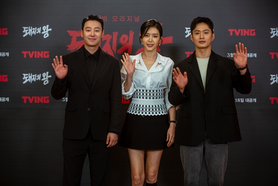 Kim Dong-wook, Chae Jung-an met at King of Porco Rosso after 15 yearsOn the afternoon of the 15th, Tving original series King of Porco Rosso made a production presentation online.Actor Chae Jung-an, Kim Dong-wook, Kim Sung-kyu, writer Tak Jae-young and producer Lee Jae-moon attended the ceremony.King of Poco Rosso is a drama based on the same name animation directed by director Yeon Sang Ho. It is a follow-up thriller about the stories of those who took out memories of violence from a friends message 20 years ago left at the scene of a serial murder.Kim Dong-wook and Chae Jung-an gathered attention with their extraordinary Kemi.The two met in the same work 15 years after the MBC drama Coffee Princes 1st Shop (hereinafter referred to as Coffee), which was aired in 2007.In 15 years, Kim Dong-wook reveals his fanfare about The Slap, and says, There is no God to meet.I think there is about one god going through it, but there is no conversation. Kim Dong-wook also quipped, So I have a reason to wait and expect the next work.Kim Dong-wook said: My sister is the truth, and I think she is now and then. Every time I look at the screen, she says, You havent missed the years.My sister is all off, he laughed.Chae Jung-an recalled the past, saying, (in Cuff) Kim Dong-wook was like an idol; it always took a long time to drag fans around.My appearance is very long, but when I talk or act, I look like an adult. I want to have something in there.If you are dressed in blood on the spot, you can usually wipe it, but you are concentrating too much on the spot, so you can see glass walls and you can not get close. Chae Jung-an played Kang Jin-a Character, which is not in the original.Chae Jung-an commented on his character, There must have been a time like his conviction, a war that did not compromise with the majority. Among them, the only person who depends on is Detective Jung Jong Suk.He seems to have been more intense. The view of events is not for solving, but for deepening into principles and justice.It was a difficult character, he explained.Kim Dong-wook played hwang gyeongmin, who had a school violence trauma; Kim Dong-wook said: Many thoughts and feelings crossed throughout the shoot.I felt every god that I had to approach it very carefully and carefully, seriously think about it, and express it.He is a person who is socially intended or unintentionally conveyed. So I was more troubled. It was not easy. When asked about the scenes that they could expect, Chae Jung-an boasted that the gods I come out are Legends.Kim Dong-wook said: Right, the scene where Jung-ans sister comes out is Legend, especially the god with the gun.Why did you continue to talk about this story? I wanted to practice with my sister thoroughly focused on the bust shot, Kim Sung-kyu said, I wanted to see it on a big screen. Chae Jung-an, who listened to this, said, I do not know how heavy the gun is. It is cold day, so the gun is not shot well.Chae Jung-an also refers to Kim Dong-wook and Kim Sung-kyus Kemi, saying, I see some traces and start chasing the incident.There is a scene where these two characters suddenly face each other, and that is really breath stop. Tak Jae-young said, The reading scene seemed to be cheerful, laughing and bright, but when I first entered the shooting scene, I was eerie.I was not directly in this world when I was writing, but I felt like I was reading World of Porco Rosso.I thought that the actors were tired of their mind and body. Lee Jae-moon, the producer, said, I was very pleased with my first OTT work.An environment has been created in which good actors can run on one incident, not for the sake of ratings, regardless of time.I thought about entertainment that adults can enjoy. Its not just cruel, its events with reasons. I wanted to make you feel that feeling.In fact, it was a great challenge to make such a heavy topic interestingly long time, but it was hard, but I was very pleasant. Meanwhile, King of Porco Rosso will be unveiled for the first time on the 18th.Photo: Tving