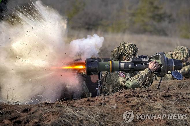 NLAW 대전차 미사일을 발사하는 우크라이나군 병사 [AP 연합뉴스 자료사진·재판매 및 DB 금지]
