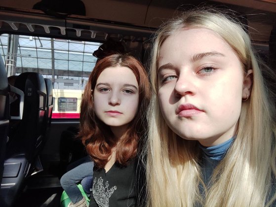 우크라이나를 탈출해 4일 베를린에서 암스테르담으로 가는 기차를 탄 마리아(16)와 사샤(14). [가리나 소로베이 제공]