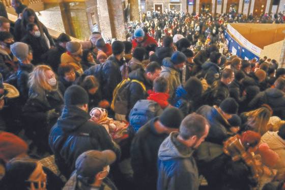 지난달 28일 우크라이나 키이우에서 리비우로 가는 기차를 타려는 사람들. AP통신