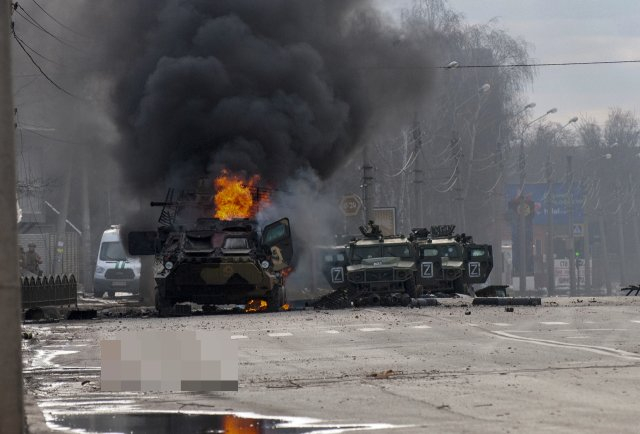 러시아군도 막대한 피해를 입은 것으로 전해진다. 사진은 러시아 군용차량들이 우크라이나군의 포격을 받아 불타고 있다. 사망한 러시아군이 길바닥에 쓰러져 있다. /AP=뉴시스