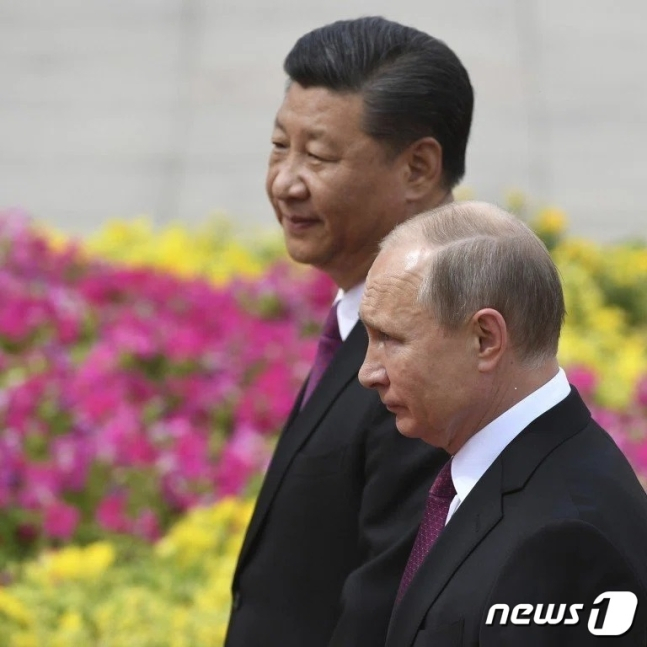 시진핑 중국 국가주석(왼쪽)과 블라디미르 푸틴 러시아 대통령(오른쪽)이 '2022 베이징 동계올림픽' 개막식을 기념해 정상회담을 갖고 나란히 걷고 있다. 2022.02.04 (C) 뉴스1