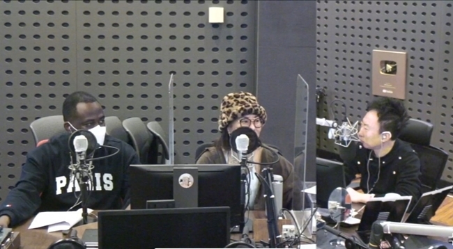 Broadcaster Park Myeong-su mentioned his sadness for the family.GABEE and Jonathan appeared as guests in KBS Cool FM Park Myeong-su Radio show broadcast on March 16th.Park Myeong-su said: Jonathan is very popular these days, its hot.I feel that I am Hot Nathan, Jonathan said modestly, It is warmer than hot. When Park Myeong-su asked, What do many people think is why you are cute about Mr. Jonathan? Jonathan laughed, expressing his wonder that I think it is cooler than cute.Park Myeong-su, who heard this, advised, You have to go to something cute - try making some charms.A listener also wrote, I went home after working late, and I was sad that I ate ribs except myself. GABEE said, I cant stand ribs.I think Ill eat it all, he said.Park Myeong-su said, I can feel bad. I went home and I had a bag, so I saw nothing.I have to leave some family. My wife leaves all of my things, but the child eats them. 