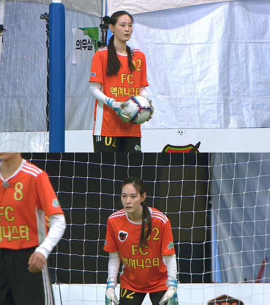 Lee Young-jin, who emerges as Dark Horse of Goal, challenges goalkeeper.In the SBS entertainment program Kick a goal to be broadcast on the 16th, FC Actianista and FC Top Girl will be held.At the end of the last broadcast, the struggle of the top girl rushing toward the goal and the accessory star against his pressure was drawn.Lee Young-jin is in front of the goal of the Acgenista, which is especially strong shooting, and it is expected that the game will be more difficult than ever.Viewers attention was focused on the news that Lee Young-jin, who is active as a foreign-made defender, will play as a goalkeeper.If he is in charge of the team with strategic play and he is able to stop the run with a successful goalkeeper debut in this Kyonggi, where he has no place to back down, the accessory star can confirm the Super League.It is noteworthy whether Lee Young-jin will take the role of goalkeeper who suddenly took charge and win the team following accurate shooting and stable defense.On the other hand, Lee Young-jin has won the FC Achilles Star by making a decisive goal with a calm goal kick in the first Kyonggi penalty shoot-out.Goalkeeper Lee Young-jins outstanding performance can be seen on SBS Kick a goal at 9 pm on the 16th.
