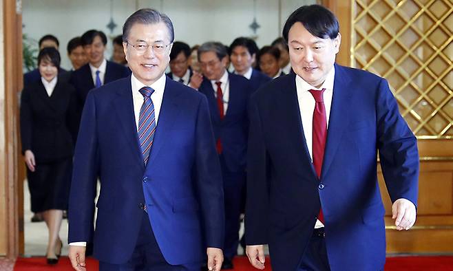 문재인 대통령과 윤석열 대통령 당선인이 16일 청와대에서 대선 이후 첫 회동을 한다. 사진은 2019년 7월 윤 당선인이 문 대통령으로부터 검찰총장 임명장을 받은 뒤 간담회장으로 이동하는 모습. 연합뉴스