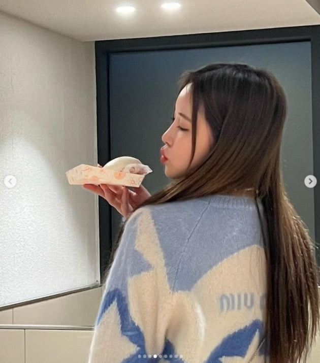 Group WJSN member Dayoung told her daily life.Dayoung posted several photos on his 16th day with an article entitled Lets eat bread diligently before winter in his instagram.In the open photo, Dayoung showed various poses and expressions with a bread.On the other hand, Dayoung is active in WJSN and unit WJSN.Photo: WJSN Dayoung SNS