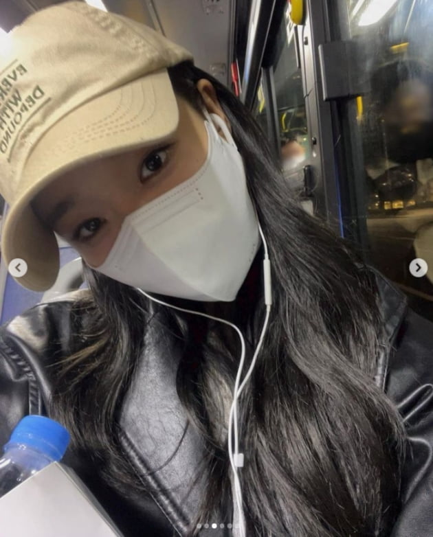 Group Weki Meki member Choi Yoo-jung told the daily life.Choi Yoo-jung posted several photos on his Instagram on the 17th.In the open photo, there is a picture of Choi Yoo-jung moving somewhere on the Exo bus.Meanwhile, Weki Meki released her fifth mini album, I AM ME. (IM U.S.), on November 18 last year.Photo: Choi Yoo-jung SNS