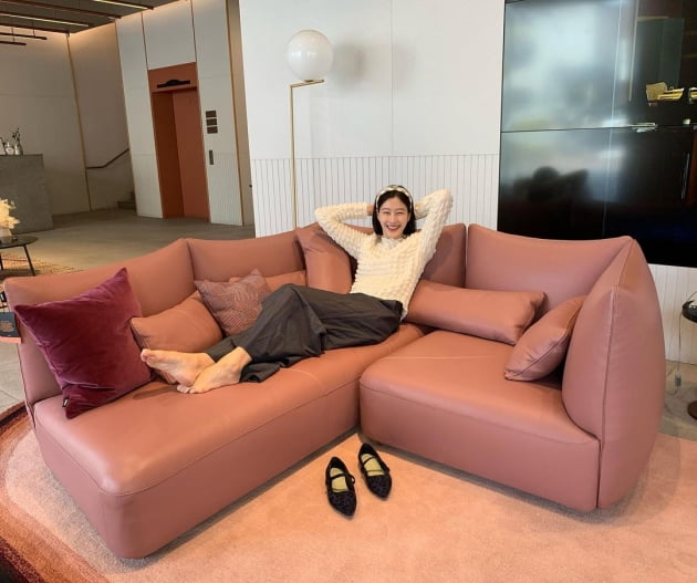 Model Lee Hyun-yi showed off her sunny charmLee Hyun-yi posted a sofa ad with the introduction Not my house, not my sofa on her Instagram on Thursday.Lee Hyun-yi said, I thought it was pretty because I saw it often around these days, but I came to see it because I invited you.In the photo posted together, Lee Hyun-yi lies on a sofa displayed in the showroom and smiles brightly; in another photo, she looks at the sofa finish.It is as if it is my house and it is comfortable.Lee Hyun-yi married a non-entertainment husband working for large S Electronics in 2012, and has a son born 2015 and 2019.