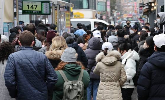 코로나19 검사 대기하는 시민들. 〈자료사진=연합뉴스〉