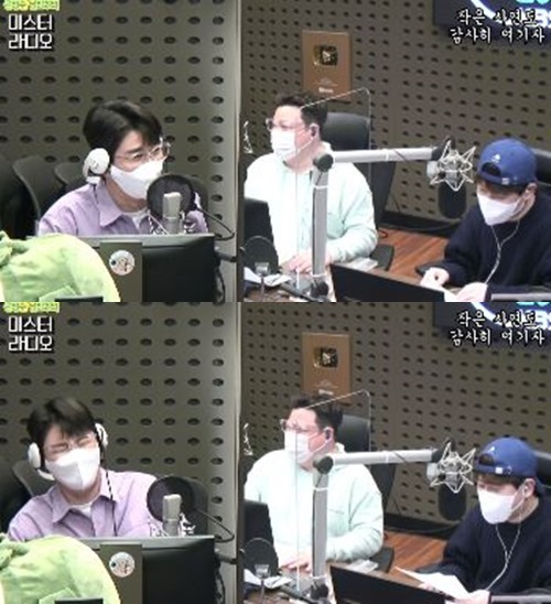 Mr. Radio Young Tak mentioned his friendship with Jang Min-Ho and Lim Young-woong.Young Tak appeared on KBS2 Cool FM Yoon Jung-soo, Nam Chang-hees Mr Radio (hereinafter referred to as Mr. Radio) which was broadcast on the afternoon of the 17th, and made a pleasant gesture.On this day, Yoon Jung-soo talked about the relationship between Young Tak, Jang Min-Ho, and Lim Young-woong, and Young Tak said, They are brothers who will go together for life.Yoon Jung-soo said, Brother? Tell me you are a colleague. Brothers have property problems. Young Tak explained, Because I have known so long.Nam Chang-hee said, I had a relationship with Young Tak. I was on the Whitsun side and I was sitting there. Its creepy.The creepy thing is the reverse of popularity, because it became the South Korea top star three to four years later, said Yoon Jung-soo.