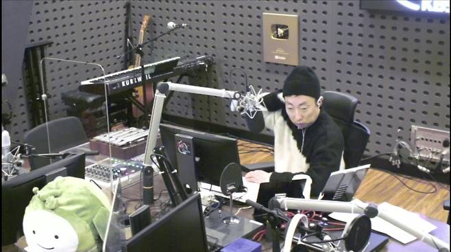Park Myeong-su reveals thoughts on money relationship between FriendsKBS Cool FM Park Myeong-su Radio show broadcast on March 17th revealed DJ Park Myeong-su who listens to the listeners troubles.One listener said, I borrowed 5 million won from my close friend about three years ago and I have not yet paid it back.I do not think I can repay half of it, but it is only three years, but I am sorry to contact you. I would like you to wait for the rest. Park Myeong-su said, You dont ask me to call you. You have to call. Thats polite.I am over 50 years old, but when I was a comedian, I did not contact two seniors who borrowed 3 million won of my money.I asked my best friend, and he said he borrowed 3 million won and wouldnt talk. Whats that, if he cant pay it back? Sorry.Then the relationship will improve. If you do not contact me, I know that the relationship has been cut off. Park Myeong-su then said: You shouldnt: You must contact and pay some and a little bit of it, how good it would feel to pay it back.Friend, who is really relaxed, can say that he has received it and just write it. He can get more and more powerful, saying he did not know he would contact him.Of course, you have to contact me whether you borrow 500,000 won or 1 million won. My brother who has lost 3 million won is good and good. 