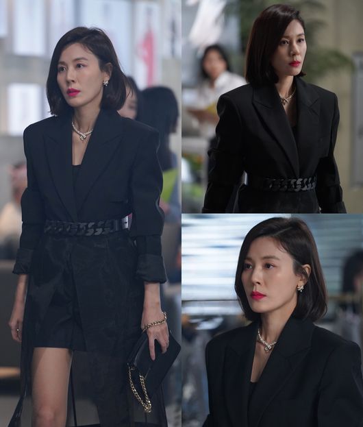 A scene filled with the aura of Kill Heel Kim Ha-neul has been unveiled.Kim Ha-neuls performance in TVNs new tree drama Kill Heel (playplayed by Shin Kwang-ho, Lee Chun-woo, directed by Noh Do-cheol) is drawing attention every day.Kim Ha-neul played the role of show host Woohyun in the drama, and from the past to the blackened past, he has completely melted into his work by digesting various styles.In the third episode broadcast on the 16th, Kim Ha-neul, who was completely different from the first broadcast, focused attention on viewers.Woohyun, who was frustrated by career declines and broadcast accidents, returned to the woman full of Blow-Up after meeting with UNI president Hyun-wook (Kim Jae-chul).Kim Ha-neul caught the eye by showing styling and images that changed 180 degrees to this Woohyun Character.Among them, Kim Ha-neul, who returned to the darkened atmosphere, was revealed.Kim Ha-neul in the public photo cuts his long hair, which was a trademark, with a single hair, and shows makeup and costumes with elegance and maturity.The mature black dress and single-haired hairstyle make the charm of the darkened Woohyun stand out.Kim Ha-neul expressed his sadness by expressing the reality of a shabby Woohyun, which has no place to lean on at work or at home.His expression was always unconfident, and he was tired.However, Kim Ha-neul in the public photo not only has a full-eyed eye, but also shows a more dignified expression and appearance, giving viewers a strange pleasure and excitement.Kim Ha-neul was steadily loved as a representative of the Republic of Korea Loco Queen with a lovely and innocent charm.In Kill Heel, it showed a dark atmosphere and maturity that was completely different from the past, and proved to be a colorful charm.Woohyun, who was shabby, is blackening and revealing Blow-Up for the top spot.Kim Ha-neuls Kill Heel, which returned to a 180-degree change, has resumed.On the other hand, TVN drama Kill Heel is broadcast every Wednesday at 10:30 pm.