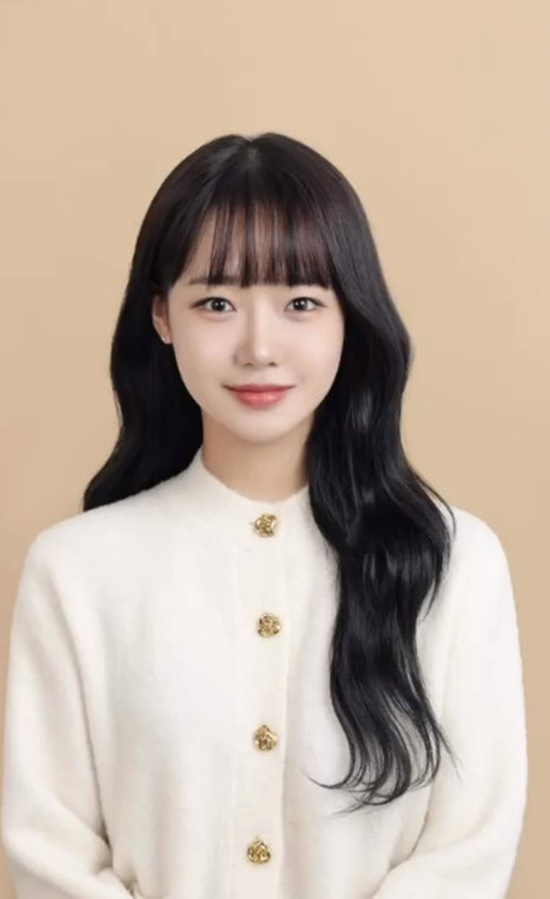 Group Weki Meki Choi Yoo-jung showed off her mature charm.Choi Yoo-jung posted a picture on personal SNS on March 17.The photo shows a recent photo of Choi Yoo-jung.Choi Yoo-jung, sitting in front of a beige background, is a white knit that emphasizes immaculate skin.Choi Yoo-jung, who is smiling with his long straight hair hanging to one side, attracts attention with mature and simple Feelings, unlike his usual youthful and cute charm.Even if it is an actor in a lyrical narrative drama, a credible innocent visual shows the charm of Choi Yoo-jung.Choi Yoo-jung announced his face through Season 1 of Mnets Produce 101 in 2016 and made his debut as a member of Group Ioai (I.O.I.).After the expiration of the Ioai activity period, Choi Yoo-jung made his second debut as Group Weki Meki in August 2017.Weki Meki released his fifth mini album I AM ME. last November and acted as the title song Siesta.