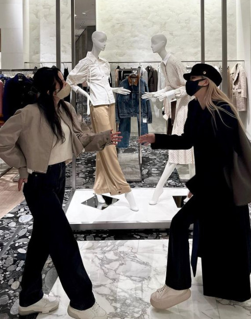 Rosé posted a picture on his 17th day without much content on his instagram.In the photo, Rosé is enjoying himself, following a mannequin pose with JiSoo; laughing at the two and hugging each other.The netizens responded with a hot response such as Its so beautiful, its a bad thing, I like the combination of Rosés real name Chae Young + JiSoo and Superstars... I love you!Rosé also showed off her warm friendship by posting a mirror selfie photo of her with JiSoo on her Instagram story, with her beauty that is not covered by masks and hats.BLACKPINK, to which Rosé belongs, is preparing for its first full comeback since its full-length album The Album (THE ALBUM), released in October 2020.Photo Rosé SNS