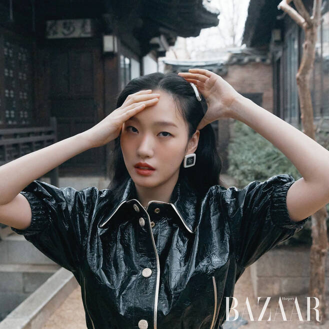 A new picture of actor Kim Go-eun has been released.Fashion magazine Harpers Bazaar has released a cover that shows Kim Go-euns charming and fascinating atmosphere. In the pre-released cover, Kim Go-eun showed a unique delicate charm with a presence.Kim Go-eun is the back door that completely digests the pictorial concept and has impressed the field staff with the atmosphere full of aura.Especially, the innocent girl who shows her innocent eyes is impressive, and her cheerful and flexible gestures and expressive power were impressive from her alluring appearance.In an interview before the start of filming, Kim Go-eun said, It seems that the attitude of people, work, and sincere treatment is the most important.I do not think there is any need for any words when I feel true and sincere. On the other hand, Kim Go-eun is about to release the drama Yumis Cells Season 2 and Small Sisters .Interviews with Kim Go-eun will be available in the April issue of Harpers Bazaar, and various contents such as fashion film and YouTube will be released through Harpers Bazaar Instagram and SNS.Photo = Harpers Bazaar Korea
