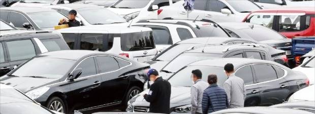 대기업의 중고차 시장 진출이 허용된 18일 소비자들이 서울 성동구 장안평 중고차 매매시장에 전시된 차량을 둘러보고 있다. /연합뉴스