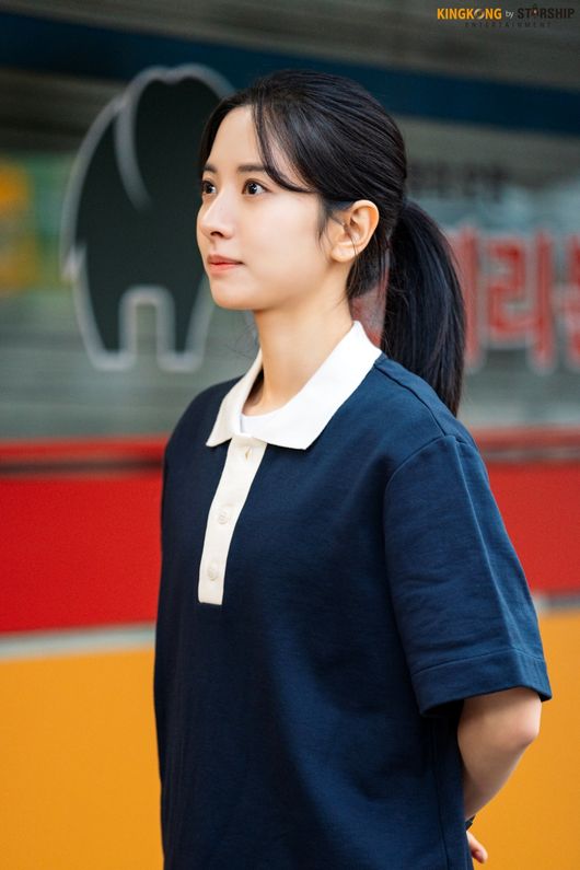 Ji Yeon Kim (Bona) is loved by many through Twenty Five Twinty One.Ji Yeon Kim (Bona) is showing various aspects of TVNs Saturday Drama Twenty Five Twenty One (playplayplay by Kwon Do-eun, director Jung Seung-ho, production by Hwa-dam Pictures) as a fencing national representative Yu Rim.The audience is fascinated by the aspect of the attractive rich he revealed.First, Ji Yeon Kim (Bona) caught his eye with visuals and styling; he boasted a big eye and a clear eye, which drew the admiration of the viewers.In addition, he always wears a white T-shirt in his uniform, but he also wears retro-sensitive items such as blue overroll pants, bandanas, and hair bands in his plain clothes, and vividly reproduces the fashion of the 90s.The hot performance of Ji Yeon Kim (Bona) is also indispensable.When he looked at Moon Ji-woong (Choi Hyun-wook), he was equipped with a lovely eye and smile, showing the two of them amplified their excitement.In the meantime, he was saddened by the appearance of Yu Rim, who kept firmness in front of Family, when he poured out the emotions he had swallowed.As such, Ji Yeon Kim (Bona) has completely melted into Yu Rim itself, from visual to acting ability.He is a cute high school student at times, sometimes a deep-seated daughter who thinks only of Family, and has drawn empathy for Yu Rim, a still immature youth.With Ji Yeon Kim (Bona) new every time in Twenty Five Twenty One, attention is paid to the growth of the person he will draw in the remaining rounds.Meanwhile, the 11th episode of TVNs Drama Twenty Five Twenty One, featuring Ji Yeon Kim (Bona), Kim Tae-ri, Nam Joo-hyuk, Choi Hyun-wook, and Lee Ju-myeong, will be broadcast at 9:10 pm on the 19th.