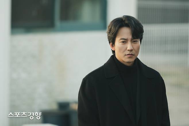 SBS 드라마 ‘악의 마음을 읽는 자들’에서 프로파일러 송하영 형사 역을 연기한 배우 김남길의 연기 장면. 사진 길스토리엔터테인먼트