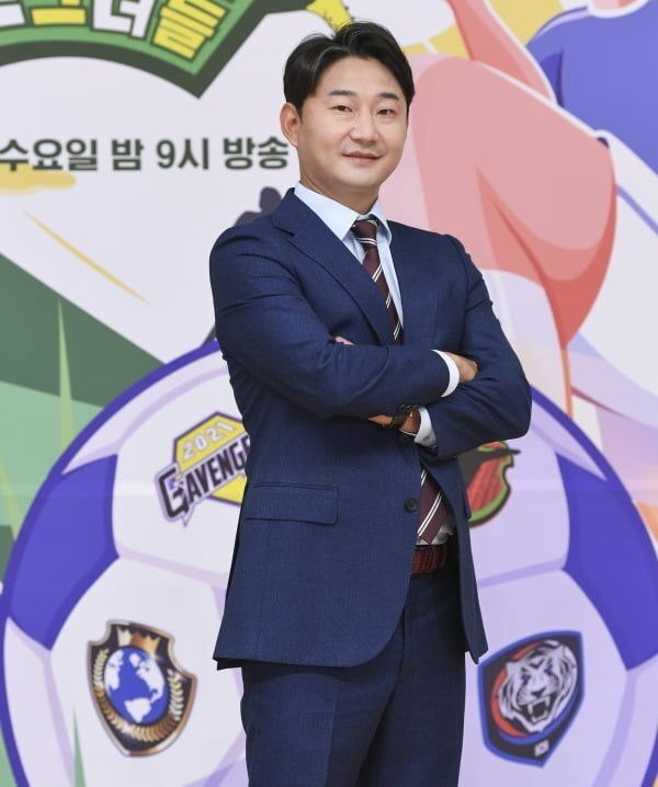 Was he conscious of the accusations of being poured into the ranting against his wife? Former footballer Lee Chun-soo borrowed Zhang Mos mouth and tried to wrap it with a good son-in-law image.However, Zhang Mos explanation was just like a recovery for Lee Chun-soos image in the appearance of being treated and treated in front of Zhang Mo.KBS2 entertainment Saving Men 2 (hereinafter referred to as Mr.In House Husband 2), Lee Chun-soo visited his wifes Your Home home house in Goheung, Jeollanam-do with his wife Shim Ha-eun and daughter Lee Ju-eun.Lee Chun-soos Zhang Mo prepared food carefully for the son-in-law who came for a long time, including stone octopus, squid, and herbs, but Lee Chun-soo frowned, saying, I can not eat squid well and I smell too much of mugwort.Zhang Mo eventually prepared a white soup and applied it directly to the meat-loving Lee Chun-soo, and Lee Chun-soo smiled and said, Zhang Mo is the only one.But love for his son-in-law continued. Zhang Mo said, My son-in-law is beautiful. But you dont have to do it.I was upset that I could not stand it, so I was cursed. He went around the neighborhood and told the residents, Our son-in-law is a one-sided one for our daughter.In fact, it is so good, he said. If a person is good at nine times and does not do it once, he will be cursed with it.But even with Zhang Mos envelopment, the gaze towards Lee Chun-soo is still cold.This is because there is a public opinion that the last word for his wife is a violent act.Lee Chun-soo has been screaming at his wife in the house and constantly producing threatening situations, and the three children have been exposed to such an environment.What did you do when you were a mother? And so on. It was too violent to pass on just wicking.This situation is that Lee Chun-soo is Mr.It may have been a script set up by joining House Husband 2 , but it is natural that it is uncomfortable for viewers who should see it as an entertainment.In the past, he has been directing his lover husband through various entertainments including Superman Returns, so this rant reminded Lee Chun-soo of the image of Football.As the public poured out criticism, Mr. House Husband 2 hurriedly started making Lee Chun-soos image.I have been in my house for a massage and dinner for my wife who has been undergoing a health checkup.Here, Zhang Mo also emphasized that Lee Chun-soo is a good husband and son-in-law.But Shim Ha-euns confession of It was a wound for 10 years is not a lie, tearing down Lee Chun-soos rant.It is inevitable that the husband who is devoted to his wife in the abusive husband is frowned upon.In order for Lee Chun-soo to be reborn as a true Salim Nam, should not he be more sincere than a rescue?