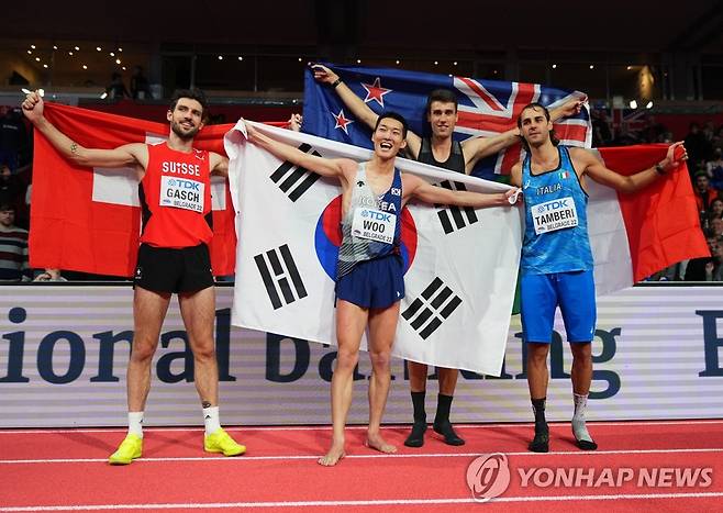 우상혁, 남자 높이뛰기 세계 챔피언 (베오그라드 로이터=연합뉴스) 우상혁(왼쪽 두 번째)이 20일(한국시간) 세르비아 베오그라드 스타크 아레나에서 열린 2022 세계실내육상선수권대회 남자 높이뛰기 결선에서 우승한 뒤 함께 경쟁한 선수들과 세리머니를 하고 있다.