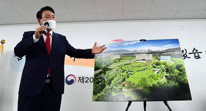 윤석열 대통령 당선인이 20일 오전 서울 종로구 삼청동 대통령직인수위원회 회견장에서 대통령실 용산 이전과 관련해 기자회견을 하고 있다. 공동취재사진