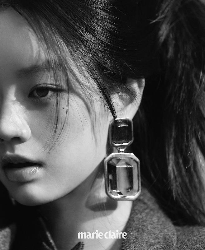 Hyeri released an interview with the pictorial in the April issue of Marie Claire.Hyeri in the picture showed a chic atmosphere and showed a unique charm.In the interview, Hyeri said, When I meet the moment of separation as well as the end of the drama, I often cry.But after expressing enough emotions, I do not seem to have much regret or regret. I was convinced that I would be happy to live in the Flowering Moon Thinking, so I sent him well, he added.When asked about what I look like as I act, I ask, I have a time with the person in the work and I want things for myself.I try to see the point where the person has a good influence on me. If you bloom, think of the moon, he said, to move to action without staying in your thoughts, he said. I am going to say more about this year.After completing the interview, Hyeri said, I hope that I can enjoy the last spring of my 20s and leave a lot of memories.He also expressed his desire to be healthy, healthy, diligent and ready to welcome the upcoming 30s.iMBC Photos Mari Claire
