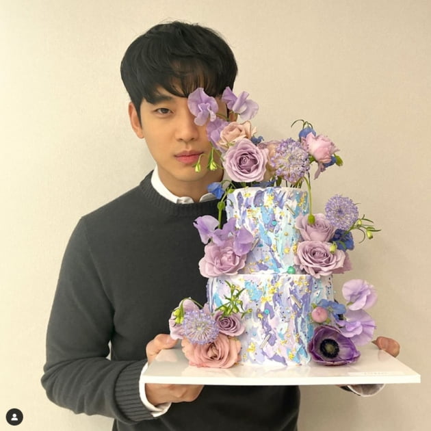 Actor Kim Soo-hyun has reported his recent situation.Kim Soo-hyun posted a picture on his instagram on the 21st.In the open photo, Kim Soo-hyun is making a playful pose with a colorful flower cake.On the other hand, Kim Soo-hyun appeared in Coupang Play Original One Day last November.Photo: Kim Soo-hyun SNS