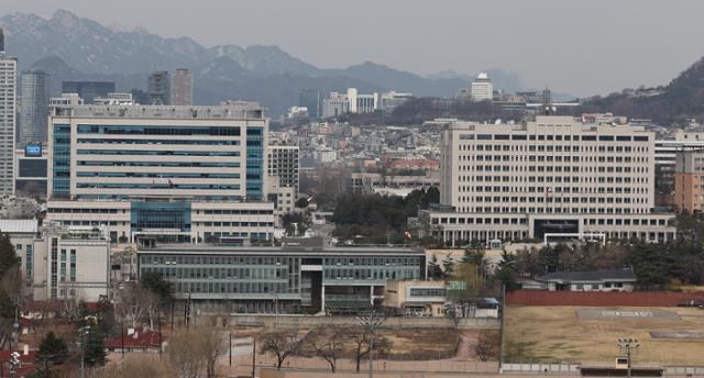 서울 용산구 합동참모본부 건물(왼쪽)과 국방부 청사. 연합뉴스