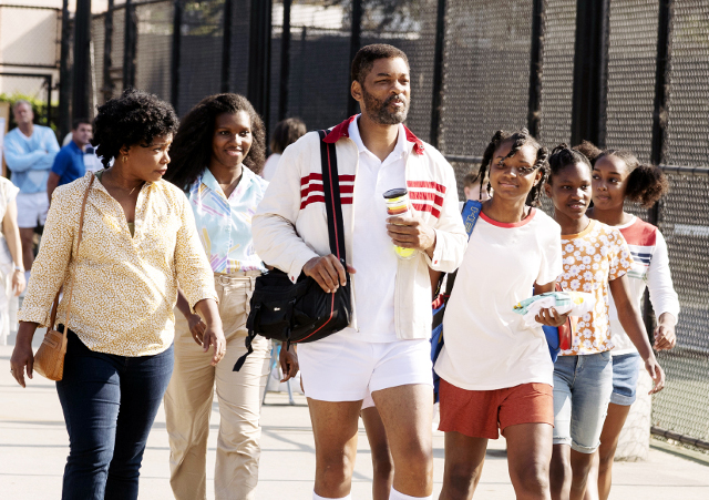 영화 ‘킹 리차드’에서 리차드 윌리엄스(왼쪽 세 번째)와 오라신(첫 번째) 부부가 비너스(네 번째)와 세레나(다섯 번째) 등 딸들과 함께 테니스 시합이 열리는 경기장으로 향하고 있다. 워너브러더스 코리아 제공